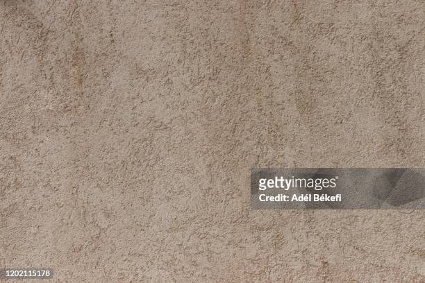 plastered concrete wall (brown colored) - beige rock fotografías e imágenes de stock