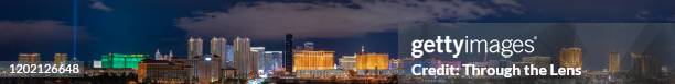 las vegas strip during night - las vegas stock-fotos und bilder