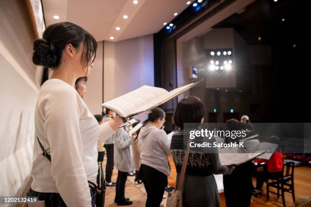 women singing at concert - choir stage stock pictures, royalty-free photos & images