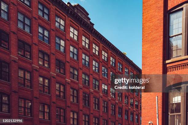 brick walls of industrial buildings, dumbo neighborhood - dumbo nova york - fotografias e filmes do acervo