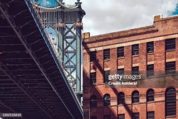 manhattan bridge in dumbo neighborhood - dumbo nova york - fotografias e filmes do acervo