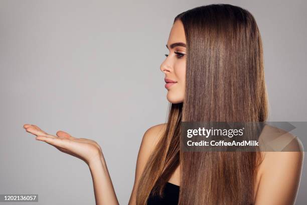 schöne frau mit langen haaren - glattes haar stock-fotos und bilder