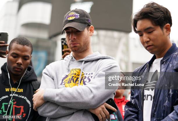 People mourn the death of retired NBA star Kobe Bryant outside the Staples Center prior to the 62nd Annual Grammy Awards on January 26, 2020 in Los...