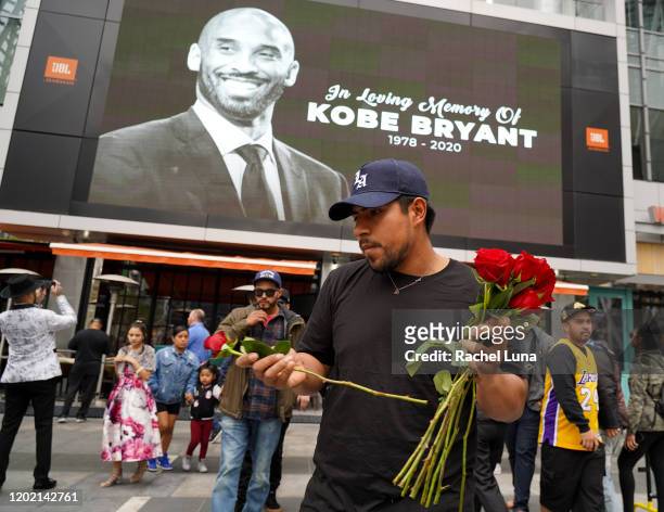 Fans mourns the death of retired NBA star Kobe Bryant outside the Staples Center prior to the 62nd Annual Grammy Awards on January 26, 2020 in Los...