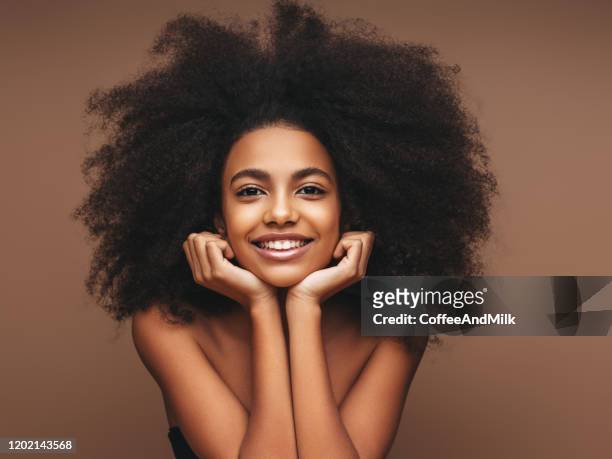 mooi glimlachend meisje met krullend kapsel - natuurlijke staat stockfoto's en -beelden