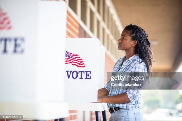 hermosa joven niña negra votando - election day fotografías e imágenes de stock