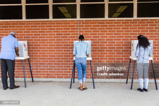 kiezers op verkiezingsdag - david cameron campaigns on final day of election stockfoto's en -beelden