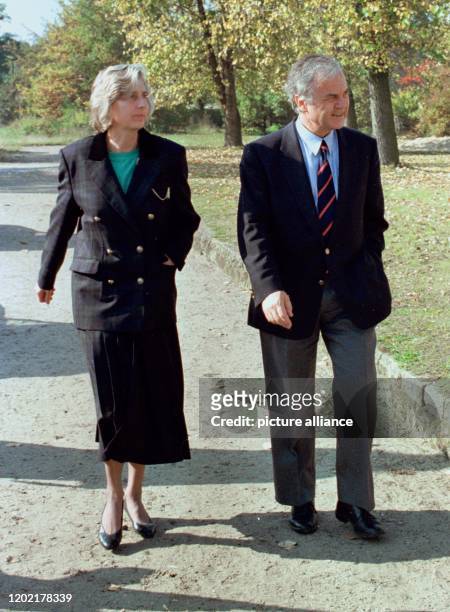 January 1990, Brandenburg, Potsdam: The married couple Ingrid and Manfred Stolpe go to the polls. Exact date of recording not known. Photo: Paul...
