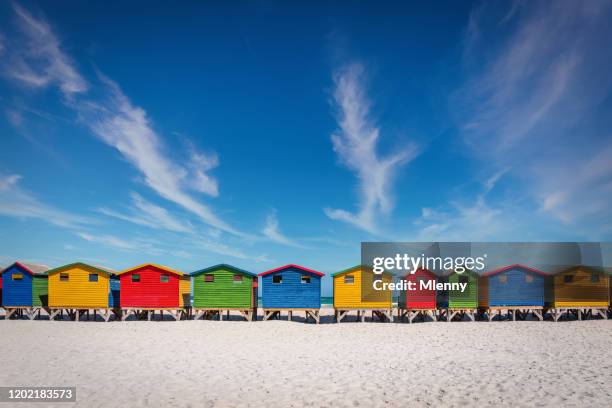 strandhütten muizenberg kapstadt südafrika - strandhütte stock-fotos und bilder