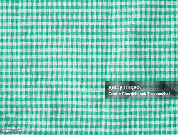 green and white colours of gingham cotton texture on the background - table cloth stockfoto's en -beelden