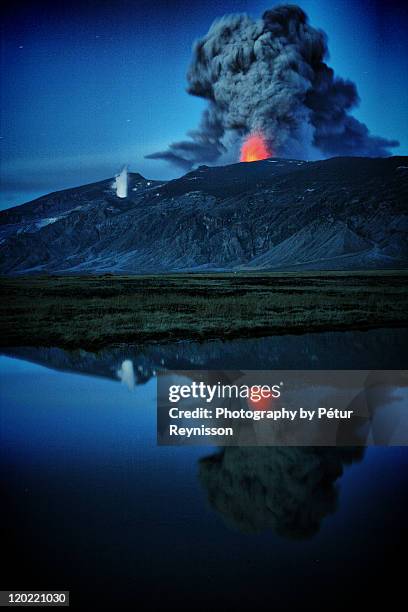 eruption with lava - eyjafjallajokull glacier stock pictures, royalty-free photos & images