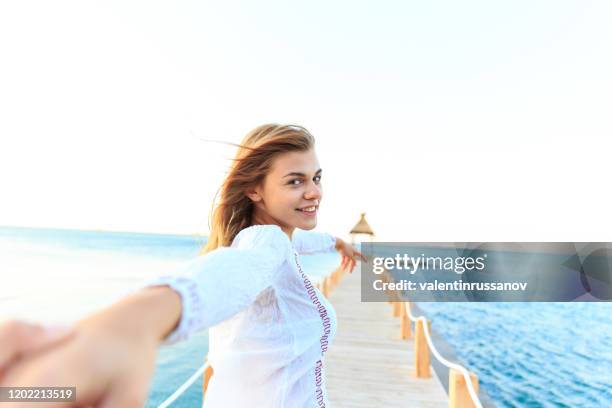 frau auf holzsteg hält mann shand - subjektive kamera ungewöhnliche ansicht stock-fotos und bilder