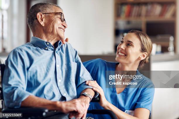 ik ben zo blij dat je gelukkig bent. - senior home happy stockfoto's en -beelden