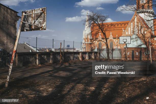 old basketball yard - courtyard 個照片及圖片檔