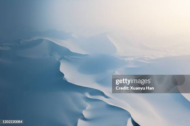 snow covered desert sand dunes in winter - sable ondulé photos et images de collection