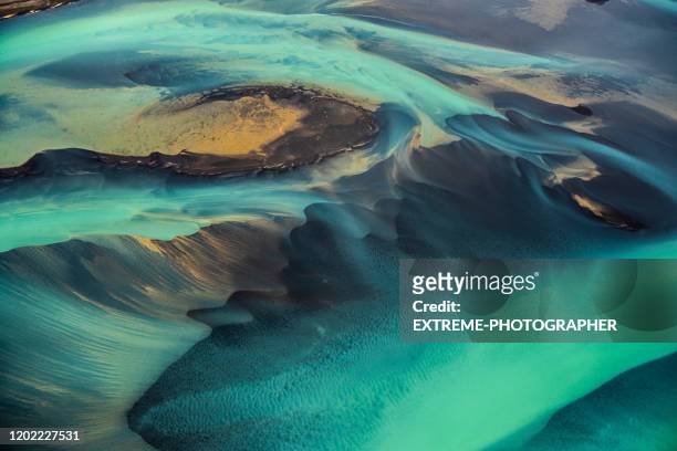 schöne smaragdfarbene gletscherflüsse islands, aufgenommen von einem hubschrauber - majestätisch stock-fotos und bilder