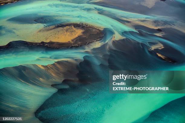 hermosos ríos glaciares de color esmeralda de islandia, tomados de un helicóptero - río fotografías e imágenes de stock