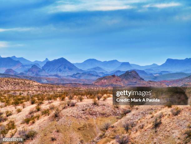 west texas landscape with mountain range in background - 拓荒前的美國西部 個照片及圖片檔