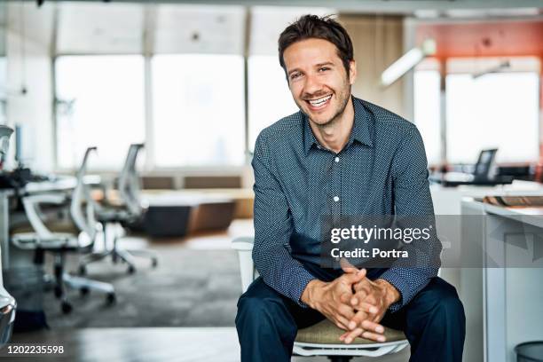 zekere medio volwassen zakenman in bureau - business man sitting stockfoto's en -beelden