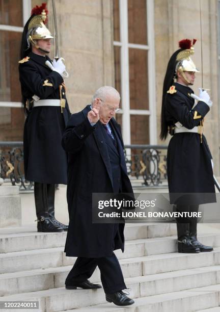 Le membre du Conseil constitutionnel Michel Charasse quitte le palais de l'Elysée, le 12 mars 2010 à Paris, après avoir prêté serment devant ses...