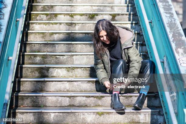 mujer joven con calcetines extraños en - mismatch fotografías e imágenes de stock