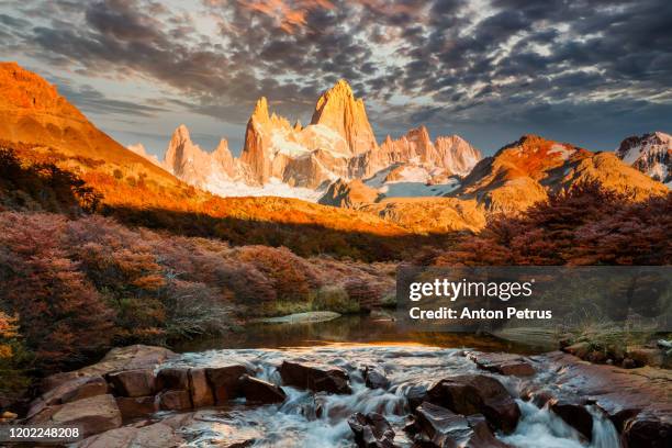 mountain river and mount fitz roy at sunrise. patagonia, argentina - monte fitz roy fotografías e imágenes de stock