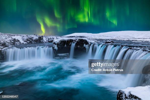 godafoss waterfall at night under the northern lights, iceland. - myvatn stock pictures, royalty-free photos & images