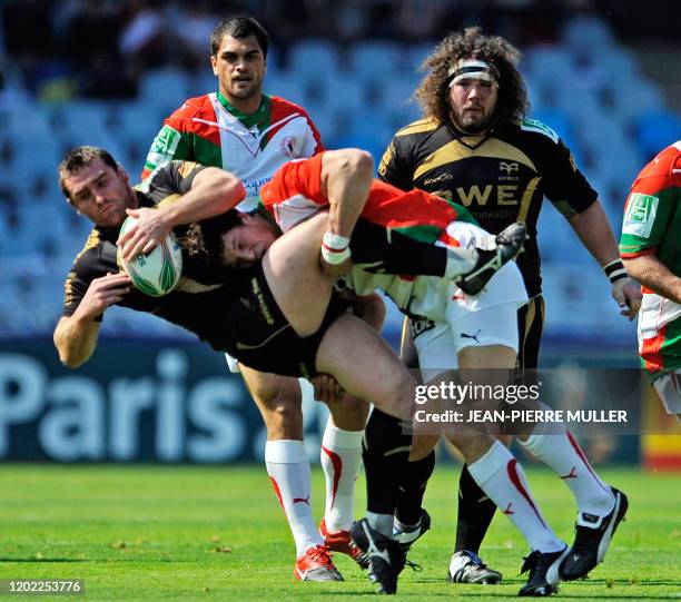 Biarritz's flanker Wenceslas Lauret vies with Ospreys's flanker Ryan Jones during their European Cup quater final match at the Anoeta stadium in San...