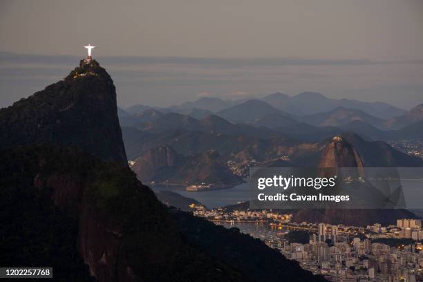 view to corcovado, christ the redeemer and sugar loaf mountain - christ the redeemer rio stock-fotos und bilder