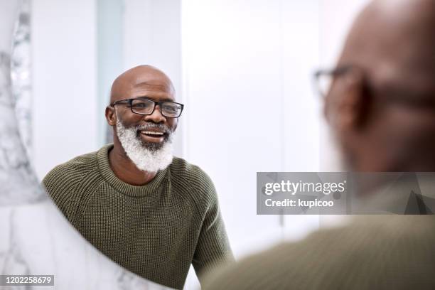 muchos dicen que me veo bastante bien para mi edad - bathroom mirror fotografías e imágenes de stock