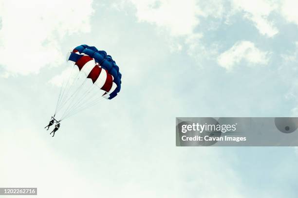 parachute ride two friends mexico - paragliding stockfoto's en -beelden