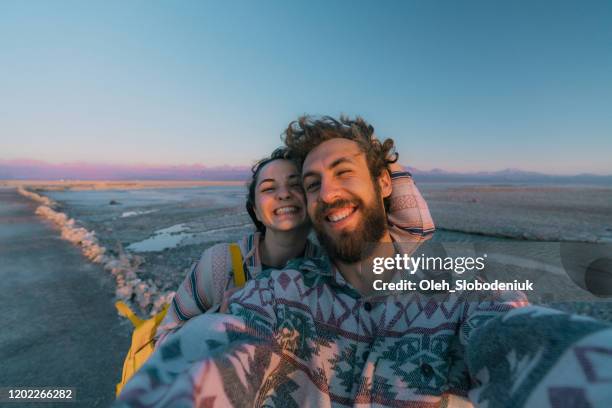 selfie von frau und mann in der nähe des sees in atacama wüste - chile stock-fotos und bilder