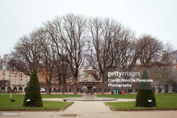 place des vosges, paris - vosges platz stock-fotos und bilder