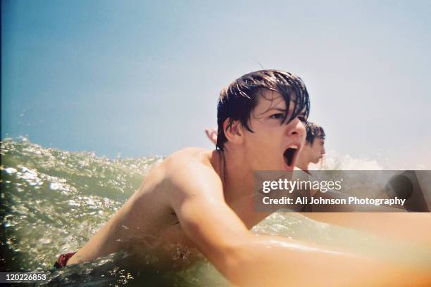 teenage boys body surfing - bodysurf imagens e fotografias de stock