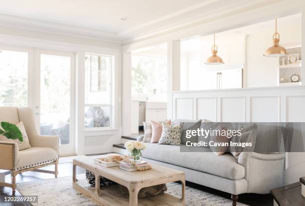 interior living room with neutral tones and white walls - luz brillante fotografías e imágenes de stock