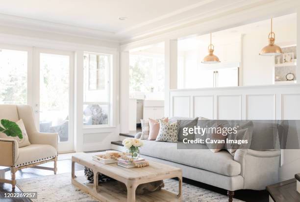 interior living room with neutral tones and white walls - luce vivida foto e immagini stock