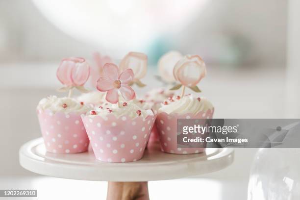pink cupcakes - cupcake teacup stock-fotos und bilder