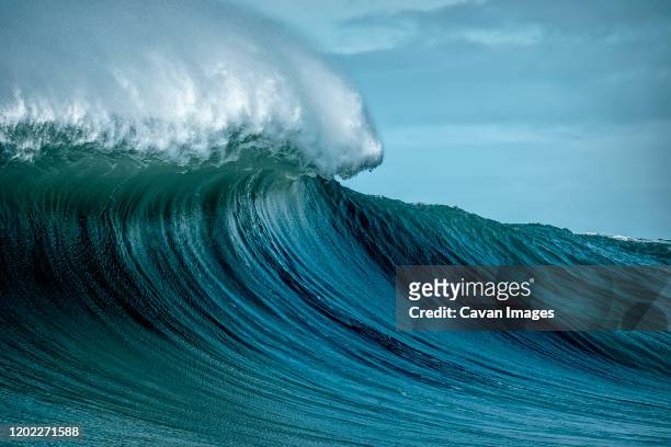 large wave california - tide foto e immagini stock