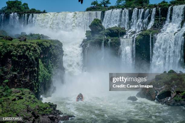 boat entering down the falls - fallendes gewässer stock-fotos und bilder