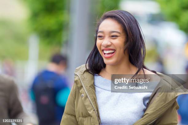 jonge vrouw die de stad van nakano, tokyo onderzoekt - sabbatical stockfoto's en -beelden