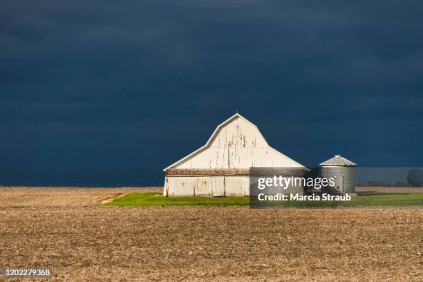 a barn in the heartland with dramatic sky - barn stock pictures, royalty-free photos & images