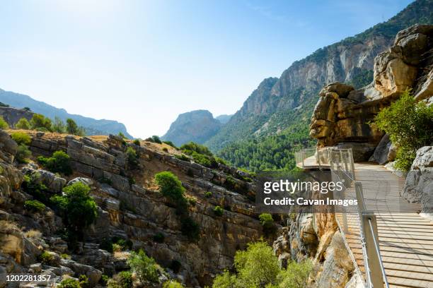 panoramic of the valley of the hole in natural site of desfilade - caminito del rey fotografías e imágenes de stock