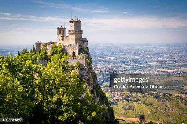 rocca della guaita, the most ancient fortress of san marino, italy. - mittelalter stock-fotos und bilder