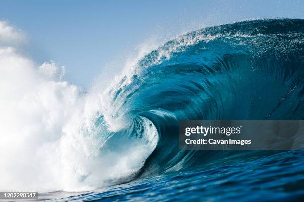 wave breaking on a beach in canary islands - pacific photos et images de collection