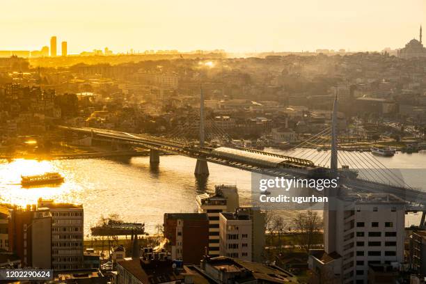 vista aérea de la ciudad al atardecer desde la cima de la torre de gálata. - golden horn fotografías e imágenes de stock