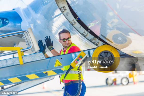 flughafen-bodenservice bei der arbeit - airport ground crew uniform stock-fotos und bilder