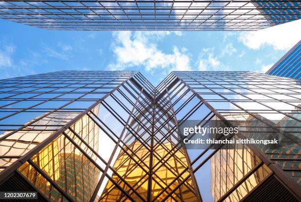 low angle view of the moderm building in hong kong - stadscentrum hongkong stockfoto's en -beelden