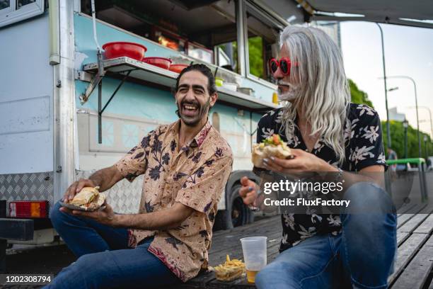 現代男性遊客從食品卡車上享用食物 - street food truck 個照片及圖片檔
