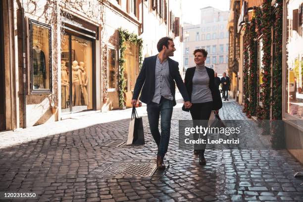 mens die in centraal rome winkelt - stad centrum italie stockfoto's en -beelden