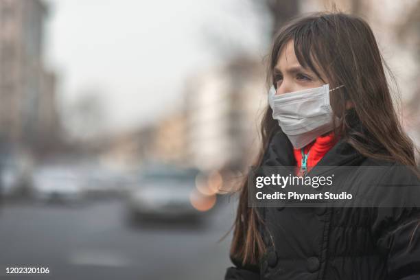 la bambina indossa la maschera n95.prevenire polvere e smog pm2.5. bambina sta prendendo misure di protezione contro i virus - maschera di protezione per lo sport foto e immagini stock